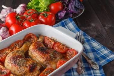 Kızarmış tavuk sopaları ve sebze