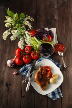 Kavrulmuş Tavuk budu maydanoz sosu, üstten görünüm