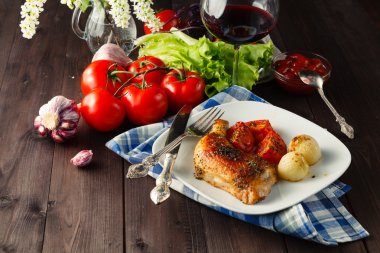 Kızarmış tavuk budu ve sebze.