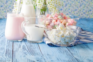 Süt ürünleri ahşap masada.