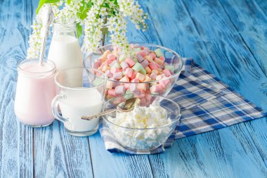 Bir cam kavanoza renkli şekerleme