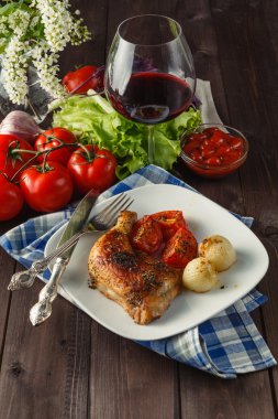 Kavrulmuş Tavuk budu ile turuncu ve biberiye, üstten görünüm