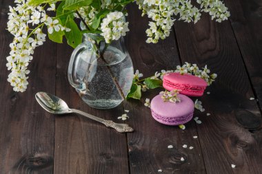 Ahşap zemin üzerine güzel çiçekler ile lezzetli acıbadem kurabiyesi