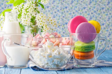 Sağlıklı kahvaltı. Bademli kurabiye kurabiye süt ile