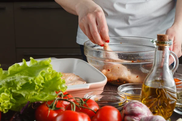 Hühnerkeulen braten — Stockfoto