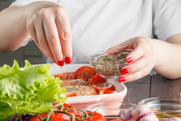 Kip dijen op pitta brood, klaar voor de oven — Stockfoto