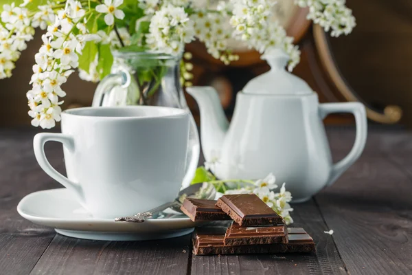 Taza de té y cereza sobre fondo de madera — Foto de Stock