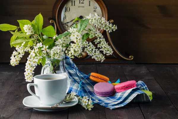 Desayuno de primavera con flores y macarrones — Foto de Stock