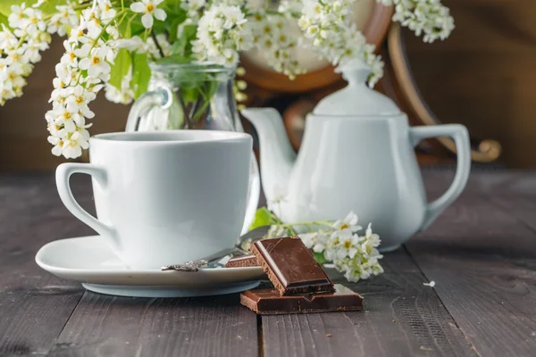 Cup of tea and cherry on wooden background — Stock Photo, Image