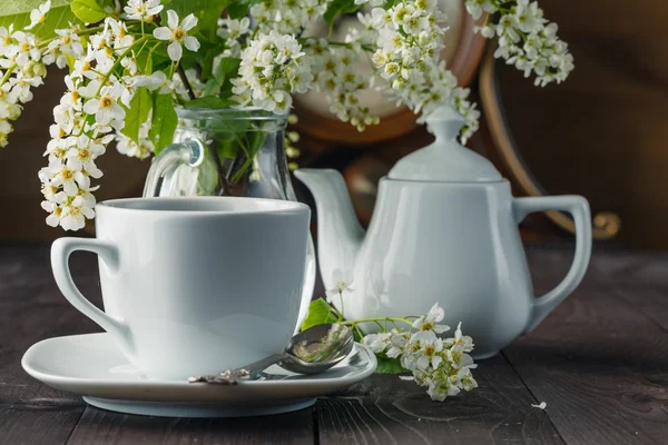 Чашка чаю та вишні на дерев'яному фоні — стокове фото