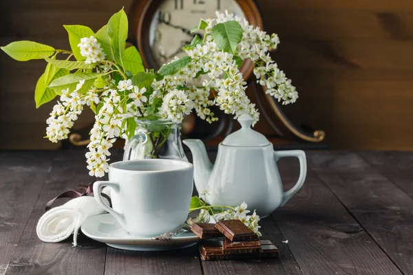 Кетл і чашки з весняними квітами — стокове фото