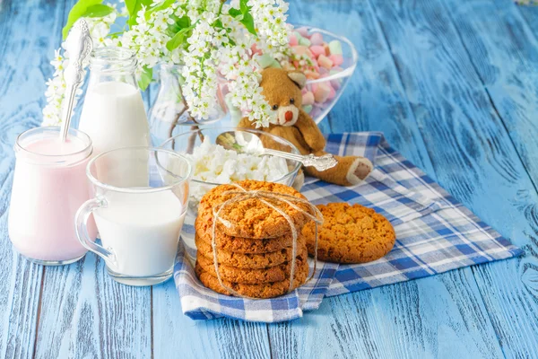 Galletas caseras y vaso de leche en la mesa de cerca — Foto de Stock