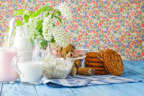 Домашнее печенье и стакан молока на столе вблизи — стоковое фото