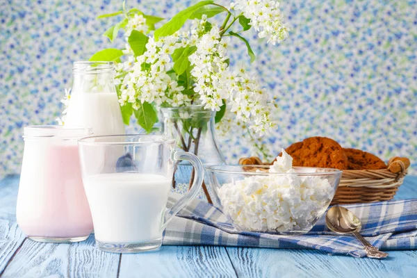 Havre kakor och mjölk på blå träbord — Stockfoto