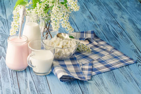 우유와 밝은 파란색 테이블에 마 시 멜로 — 스톡 사진
