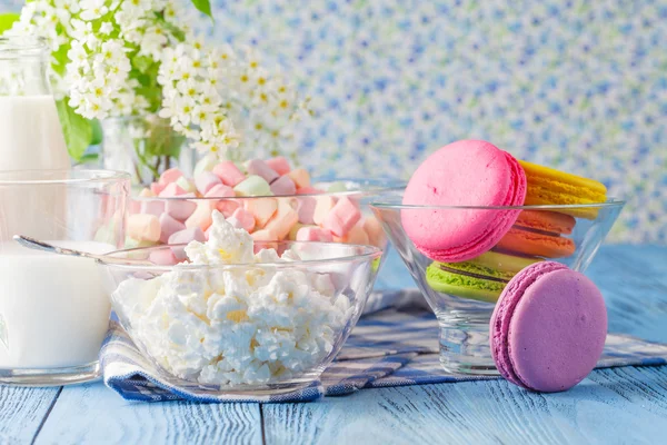 Sağlıklı kahvaltı. Bademli kurabiye kurabiye süt ile