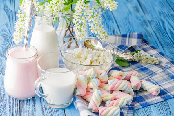 Ekologisk hälsosam mat med mjölk och tvinnade marshmallow — Stockfoto