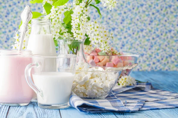 Färsk Hemgjord yoghurt med marshmallow skivor i glas — Stockfoto