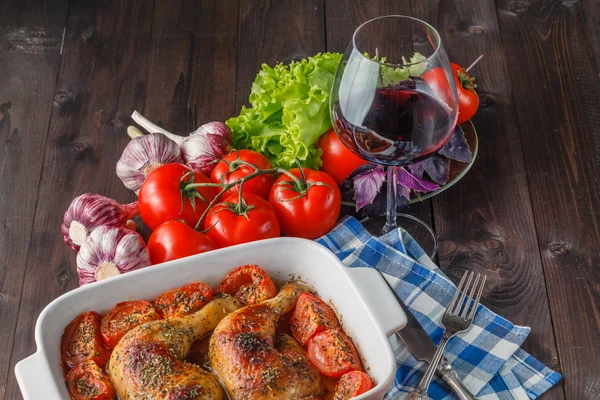 Gebratene Hühnchen Drumsticks und Gemüse — Stockfoto