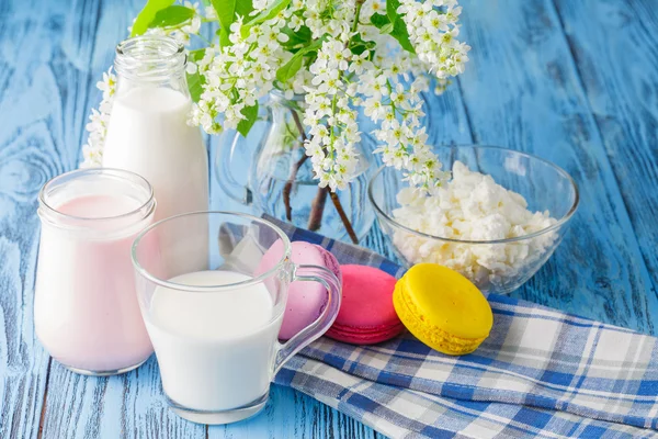 Vaso de leche con macarrón francés — Foto de Stock