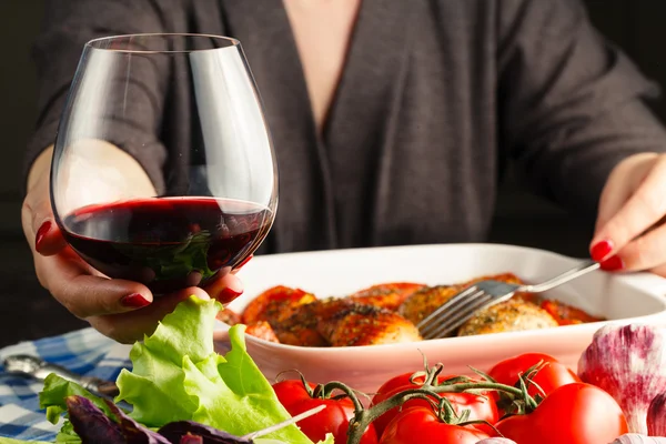 Vrouw drinken wijn gebraden kip op tafel — Stockfoto