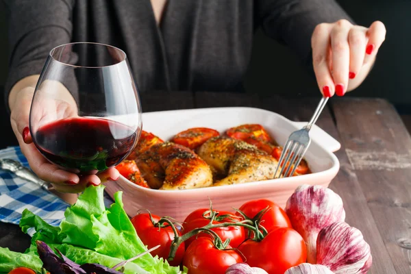 Frau trinkt Hähnchenbraten auf dem Tisch — Stockfoto