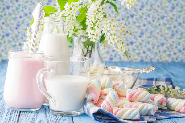 Ekologisk hälsosam mat med mjölk och tvinnade marshmallow — Stockfoto