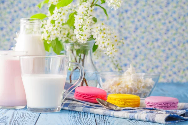 Glas melk met Frans macaroon — Stockfoto