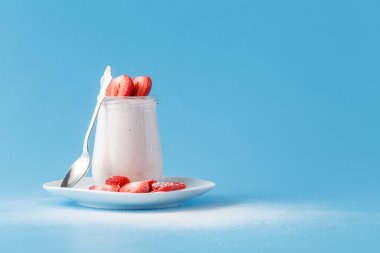 taze çilek ile çilekli yoğurt