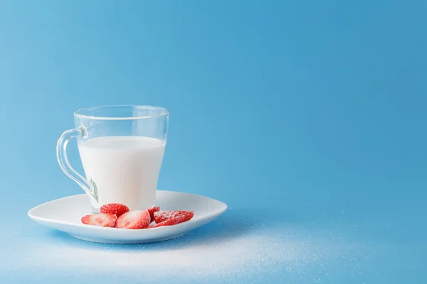 ミルクとイチゴの健康的な朝食 — ストック写真