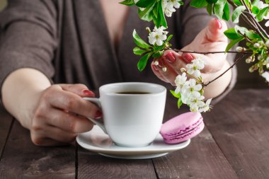 sabah kahvesi ahşap ba üzerinde romantik bir tarzda konseptiyle