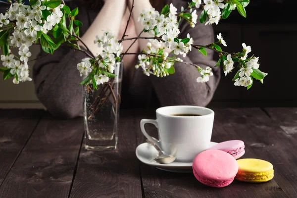 Mujer beber café y pensar en la vida — Foto de Stock