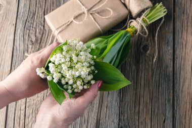 Buket bahar çiçek yapma kadın