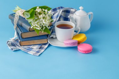 Kitaplar ile çay içme bahar