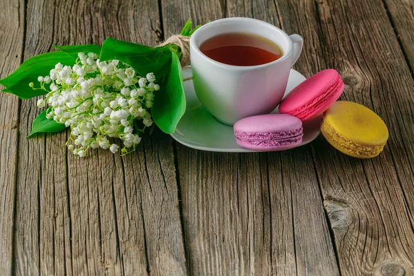 Çay bardağı ile buket çiçek lily vadi