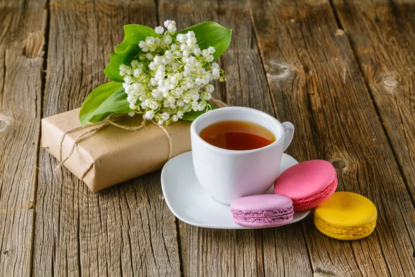 Чашка чаю з букетом з квітів лілії долини — стокове фото