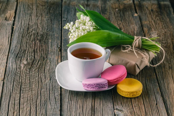 Taza de té con decoración de flores blancas en mesa de madera — Foto de Stock