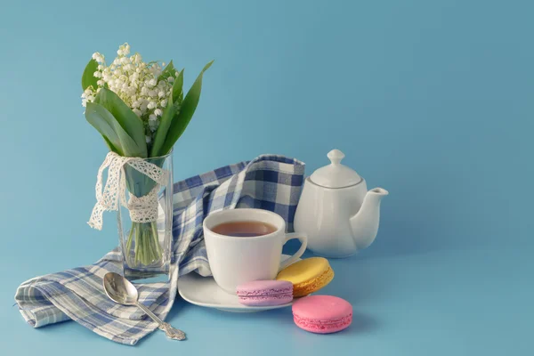 Ранковий чай з лілією букет квітів долини — стокове фото