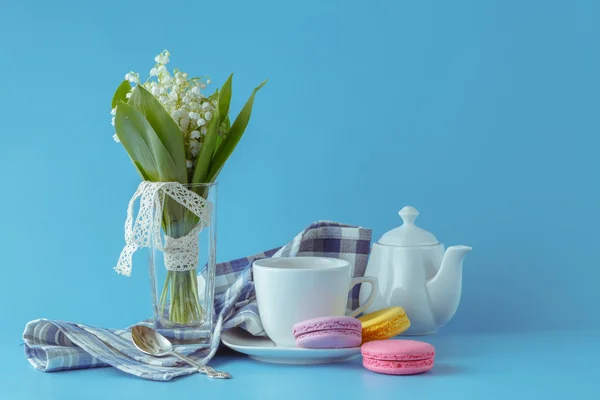 Chá da manhã com Lily do buquê de flores do vale — Fotografia de Stock