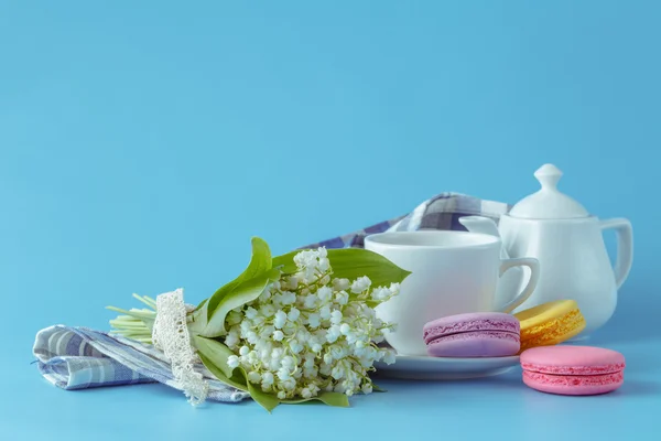 Beber té de primavera con flores blancas sobre fondo azul — Foto de Stock