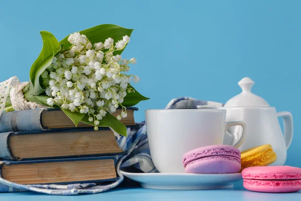 Чашка чаю з весняним квітковим цвітом — стокове фото