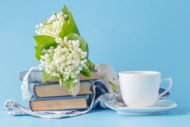 Masanın üzerine okuduktan sonra kitap yığını