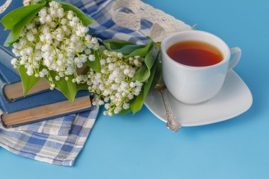 Masanın üzerine okuduktan sonra kitap yığını