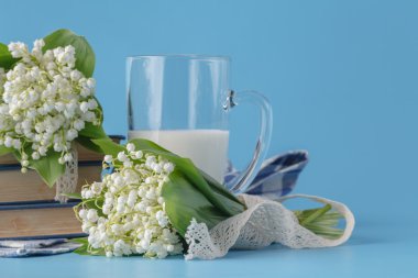 Süt cam ve kır çiçekleri buketi