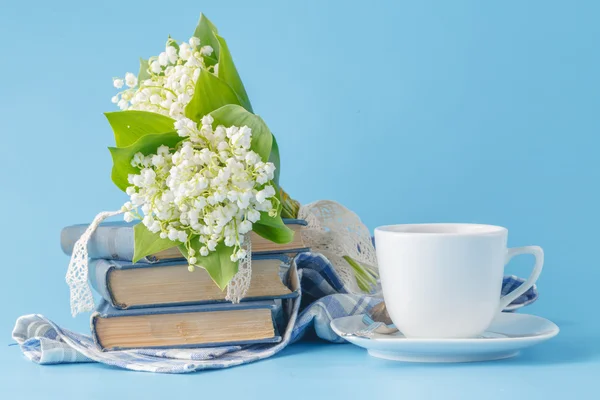 Mucchio di libro dopo aver letto sul tavolo — Foto Stock