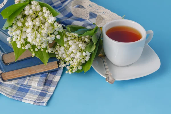 Masanın üzerine okuduktan sonra kitap yığını