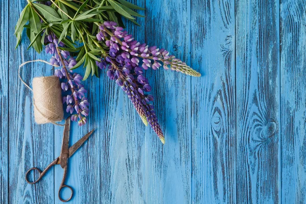 Composición con flores de ramo de altramuces azules, sci rústico viejo —  Fotos de Stock