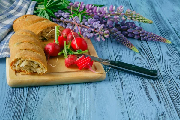 Desayuno saludable con pan y rábano — Foto de Stock