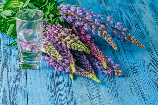 Fleurs sauvages d'été sur table bleue — Photo