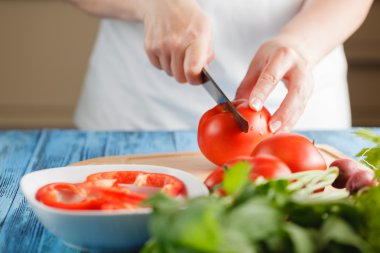 bir kesme tahtası üzerine doğranmış domates